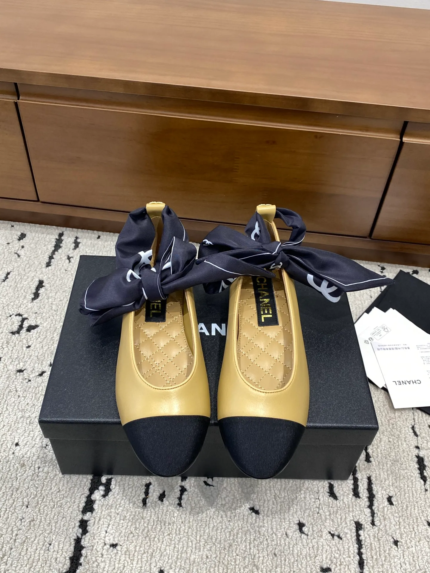 👟👟Ex-factory price 580👟👟 🍀CHANEL2026 early autumn new model, Mary Jane leather cover Chanel Xiaoxiang C home flat ribbon 🎀Comfortable ballet shoes Customized catwalk haute couture, simple yet sweet and playful Solid color fabric is refreshing and easy to wear Buckle design shoes are more heeling Upper: Customized sheepskin Inner foot pad: sheepskin Sole: Italian genuine leather sole Number of yards: 35-40 (customized 40 pieces are non-refundable)
